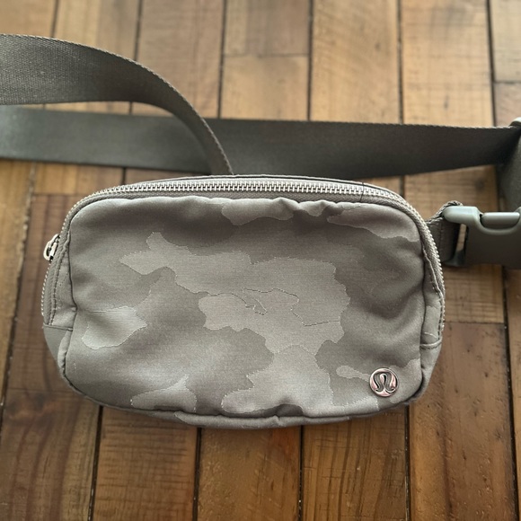 lululemon athletica Handbags - Lululemon 1L Everywhere Belt Bag